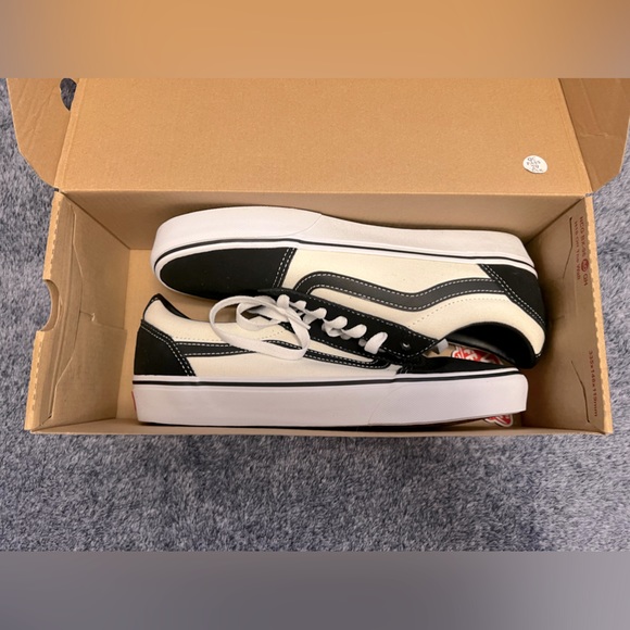 SOLD NIB MENS VANS - Picture 2 of 3
